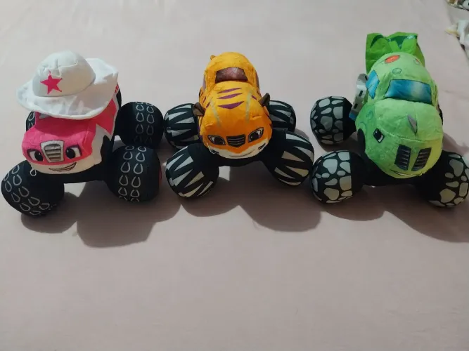 Pelucias do Desenho Blaze Monsters Machine - personagens Zag, Starla e Listrado.
