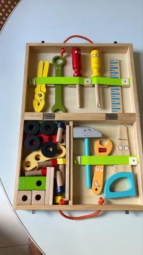 Maleta de ferramentas infantil em madeira, super completa e em ótimo estado.