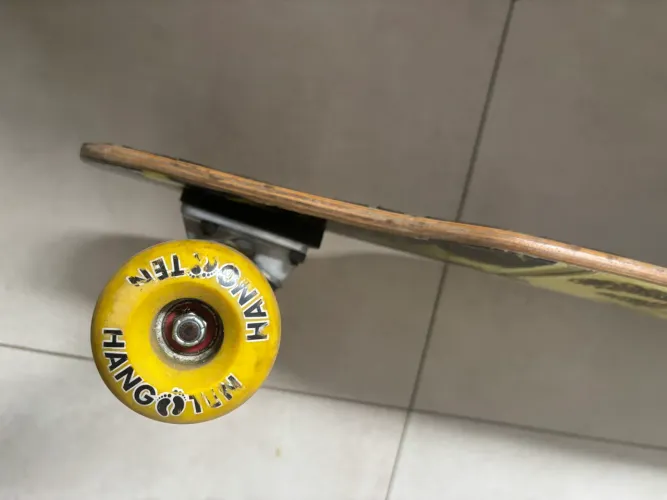LONGBOARD HANGING TEN + 2 CAPACETES + JOELHEIRAS - KIT COMPLETO SKATE