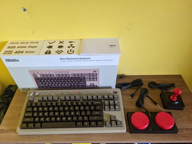 Teclado Mecânico 8BitDo - Retro C64