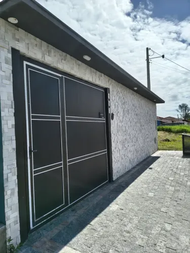 Casa para venda possui 180 metros quadrados com 4 quartos