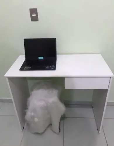 Mesa de estudos com gaveta 