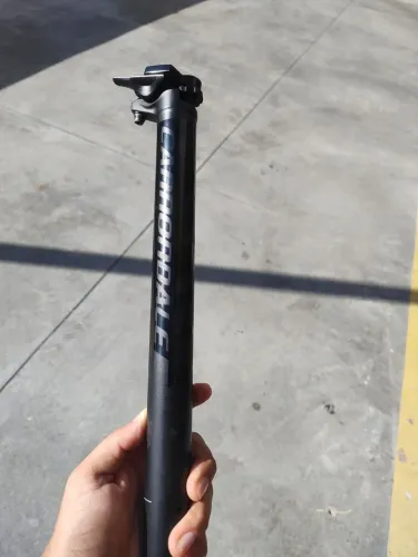 Este é um canote de selim Cannondale C2 com acabamento em preto fosco.Marca: Cannondale.