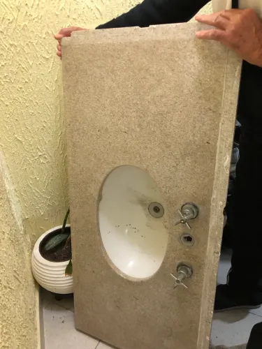Vendo uma pia de granito de banheiro
