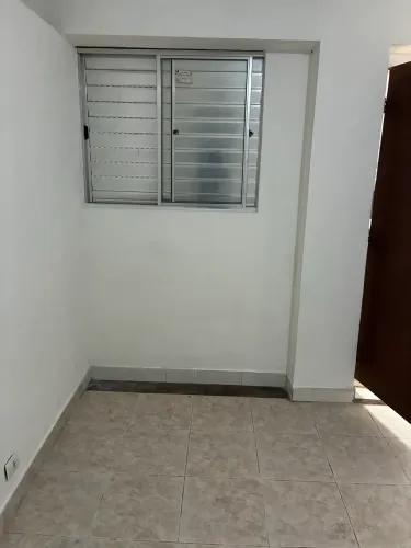 Quarto com banheiro e pia de cozinha