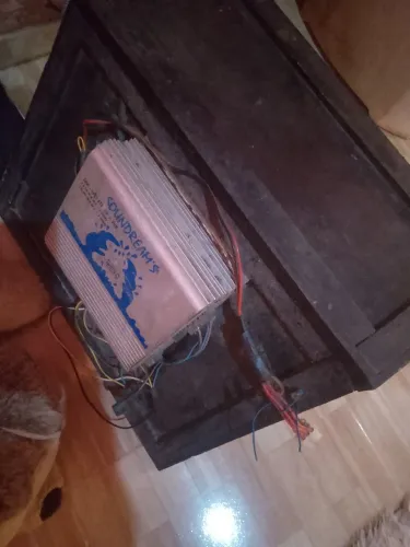 Vendo uma caixa de som.. só no ponto de instalar no carro