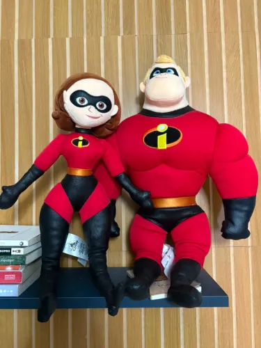 Casal ?Incríveis? originais comprado na Disney, lindos pra qualquer ambiente
