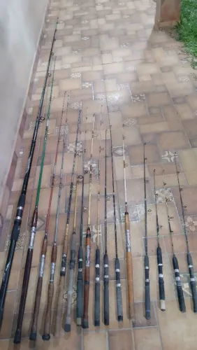 Varas de pesca vários tamanhos e modelos.
