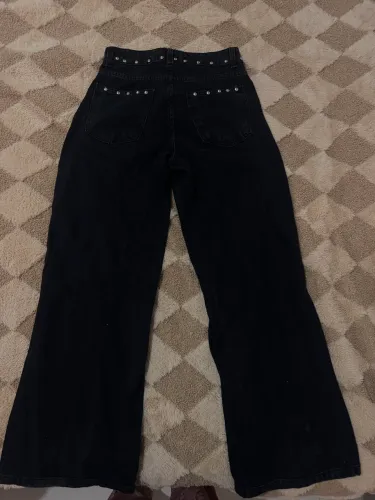 calça jeans preta feminina com aplicações 