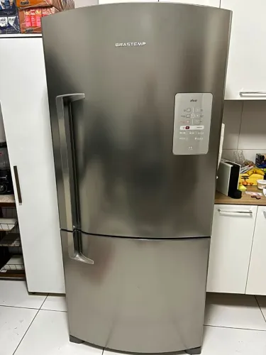 Linda e espaçosa geladeira, tamanho família!!!