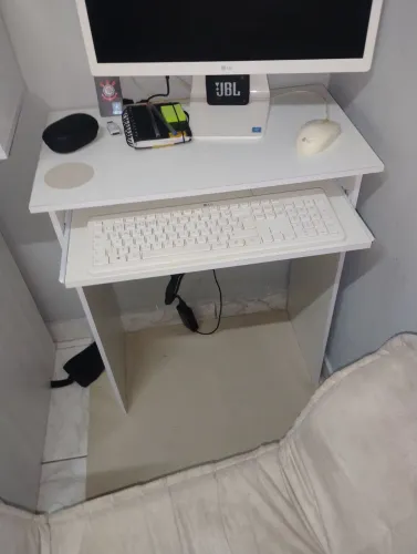 Mesa de computador branca 