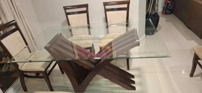 Mesa de jantar com tampo de vidro e 6 cadeiras