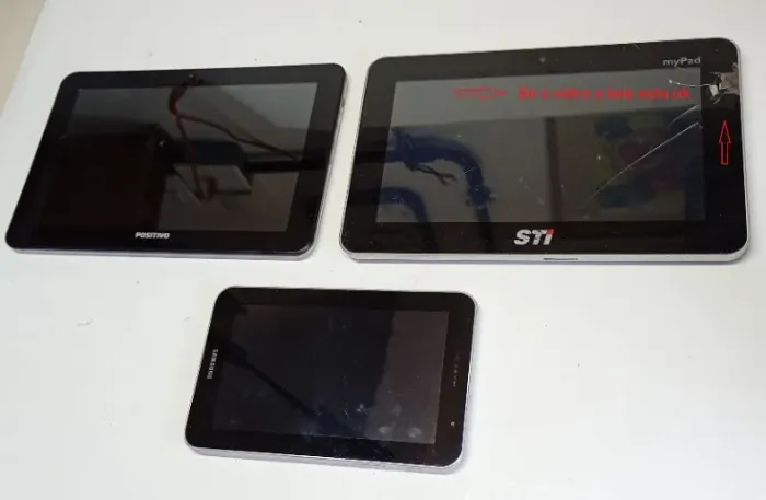 Combo com três Tablets com defeito