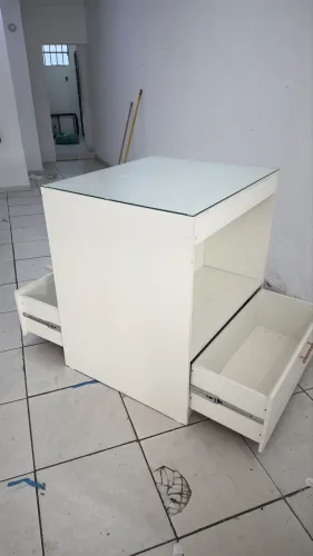 Ilha Central para Loja com tampo de Vidro e Gavetão