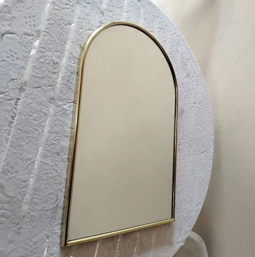 Espelho com moldura dourada