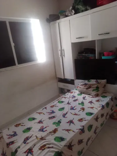 Cama com auxiliar e guardar roupa