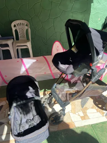Carrinho de bebê e bebê conforto