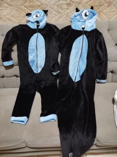 Pijamas super quentinhos, pode ser usado como fantasia de monstro. Tamanhos 10 e 14.