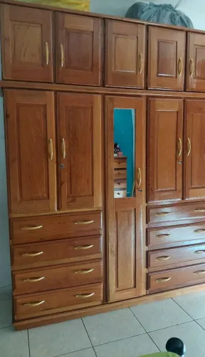 Vendo guarda a roupa de 5 porta novo, comprei há 6 meses. Angelim pedra