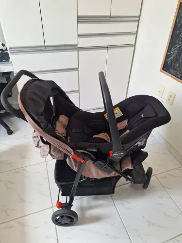 Carrinho de bebê e bebê conforto