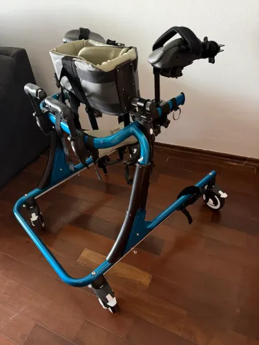 Andador infantil adaptado