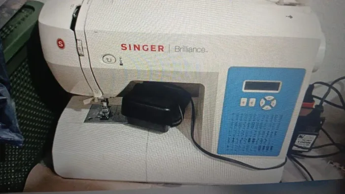 Máquina Singer brilhance no valor de 800 tem 59 pontos em ótimo estado linda a máquina.