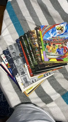 Lote de álbuns incompletos e vazios.