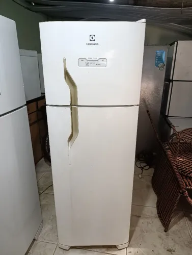 Vendo uma geladeira Frost Free funcionando perfeitamente bairro nova Almeida serra 