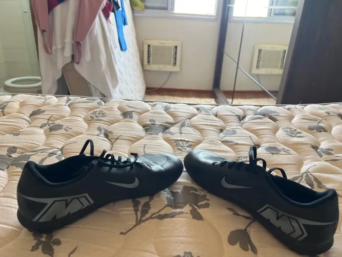 Chuteira Nike Preta e Azul - Usada