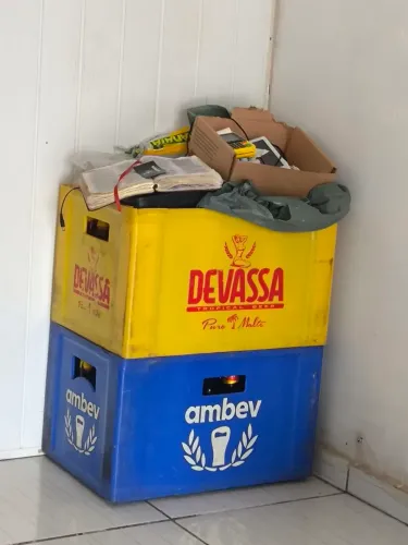 Grade de cerveja seca a venda . Cada casco 1 real 