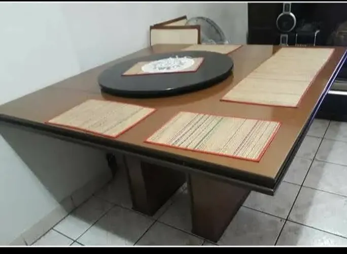 Mesa em MDF, com prato giratorio