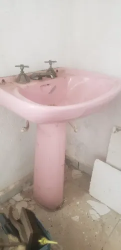 Sobras de demolição: 1 pia de banheiro com coluna e torneira de ferro com misturador