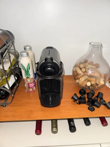 Máquina Nespresso Inissia Cinza - Impecável + Kit 9 Cápsulas Recarregáveis