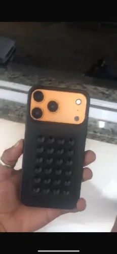 iPhone XR na carcaça do 17 pro max