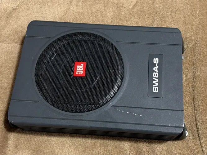 Caixa amplificadora JBL com sub integrado