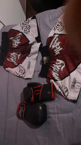 Kit Muay Thai / Boxe: Luva Naja 12oz + 2 Bermudas Muay Thai (G e GG)