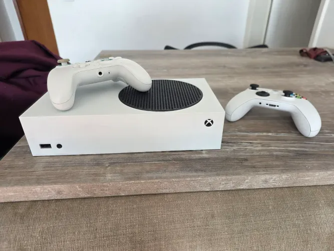 Xbox series S com dois controles 