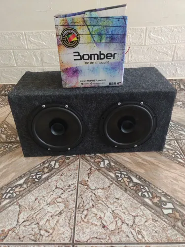Caixa com dois alto falante 6 x 6 Bomber novos 