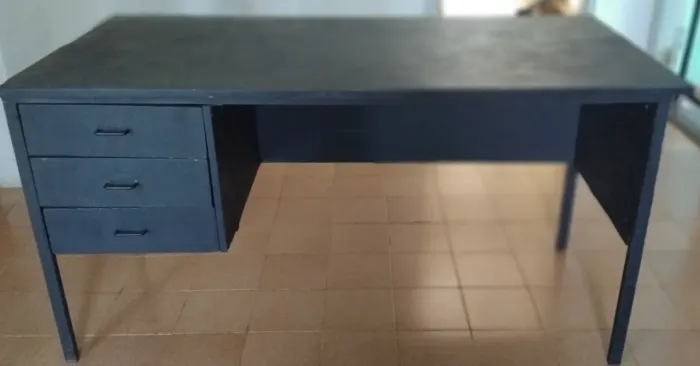 Vendo escrivaninha mais ou menos uns 2 metros