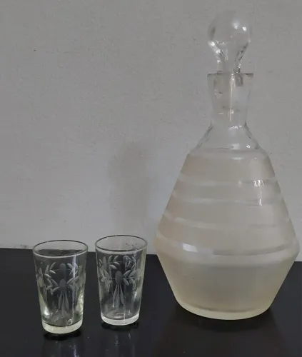 Licoreira de Vidro 500ml, com detalhes fosco e 2 copos shot detalhados