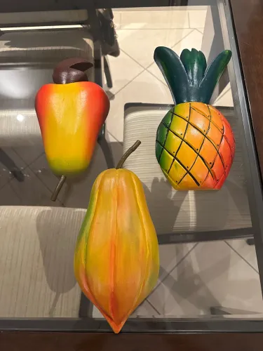 Frutas em madeira entalhada 
