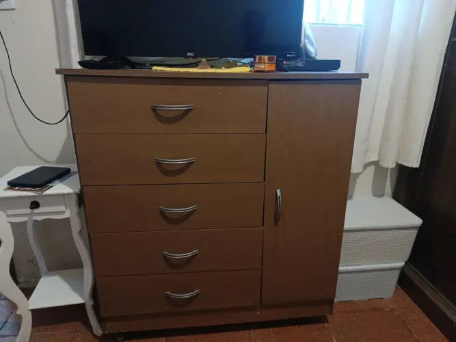 Cômoda MDF cinco gavetas, uma porta c prateleira interna, muito conservada.