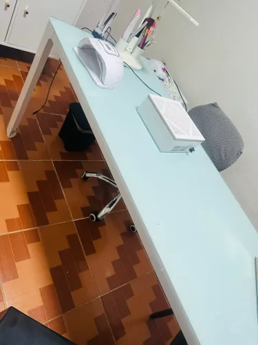 Mesa 150x60. 74 altura - tampo de vidro estrutura metálica