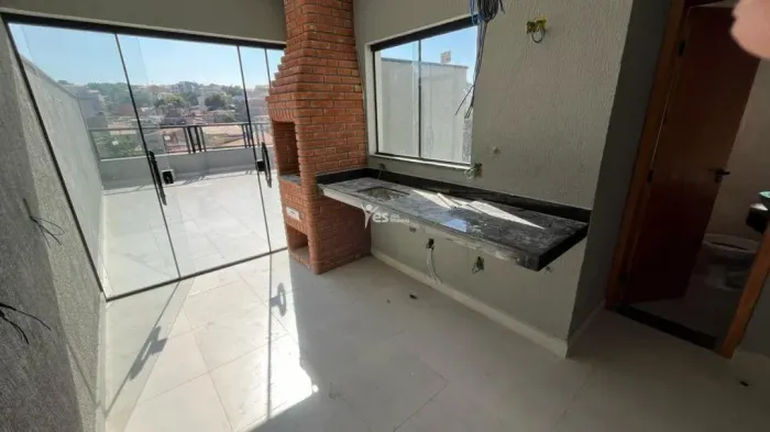 Cobertura baixo condomínio no Jardim Santo Alberto com elevador e com quintal nos fundos,