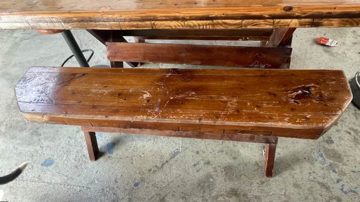Mesa de madeira com bancos