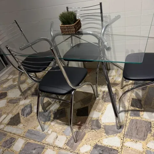 Mesa de vidro e quatro cadeiras de inox
