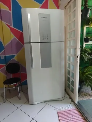 Vende-se uma geladeira