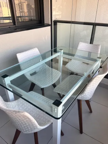 Mesa com 4 cadeiras 