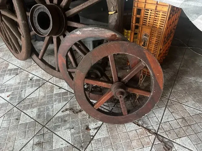 Roda carreta grande e pequena