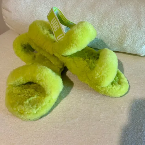 Sandália UGG fluff 